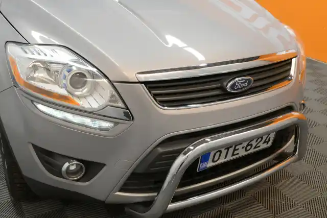 Harmaa Maastoauto, Ford Kuga – OTE-624