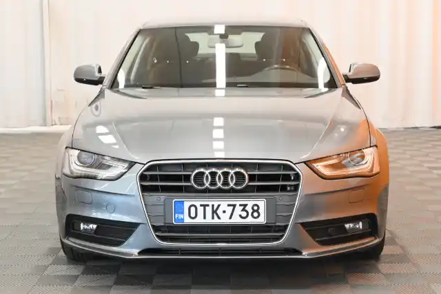 Harmaa Sedan, Audi A4 – OTK-738