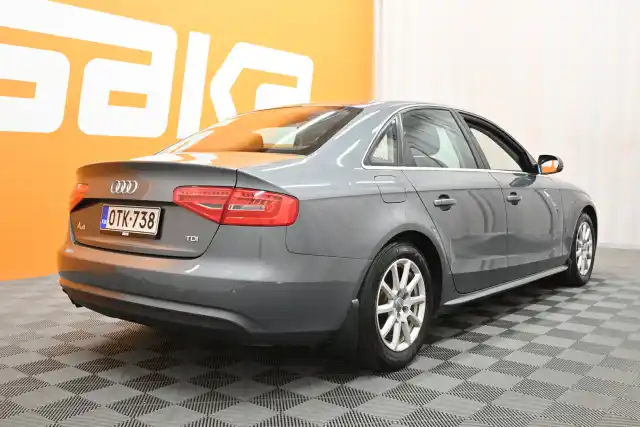 Harmaa Sedan, Audi A4 – OTK-738