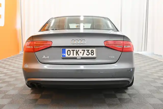 Harmaa Sedan, Audi A4 – OTK-738