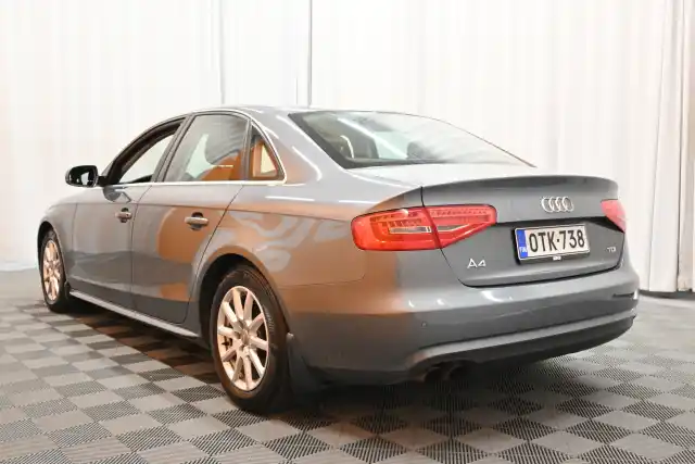 Harmaa Sedan, Audi A4 – OTK-738