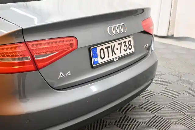 Harmaa Sedan, Audi A4 – OTK-738