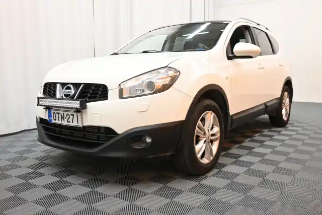 Valkoinen Maastoauto, Nissan Qashqai+2 – OTN-271