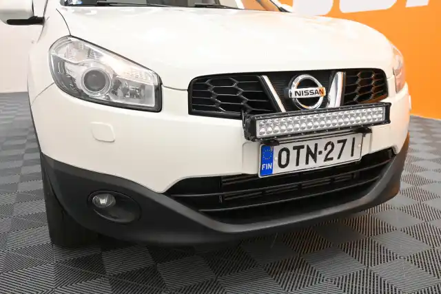 Valkoinen Maastoauto, Nissan Qashqai+2 – OTN-271