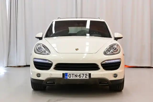 Valkoinen Maastoauto, Porsche Cayenne – OTN-672