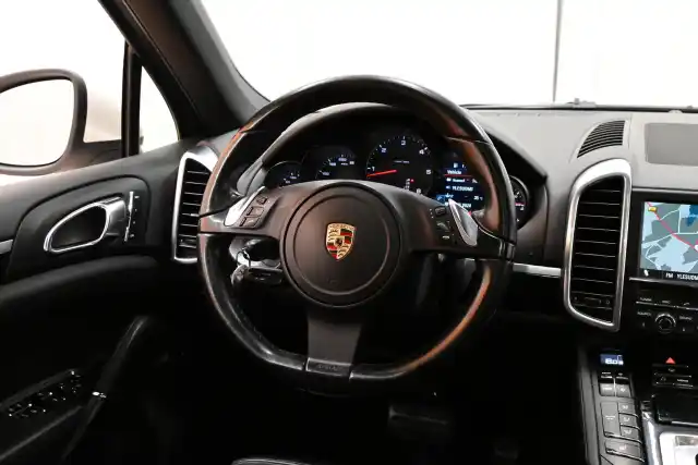 Valkoinen Maastoauto, Porsche Cayenne – OTN-672