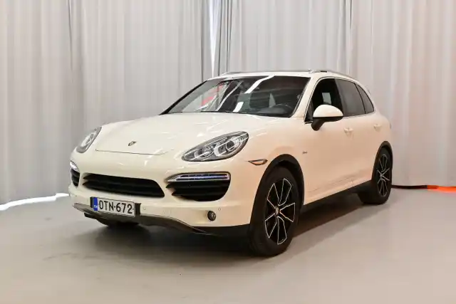 Valkoinen Maastoauto, Porsche Cayenne – OTN-672