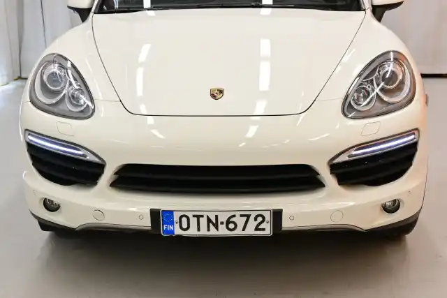 Valkoinen Maastoauto, Porsche Cayenne – OTN-672