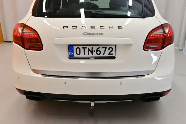 Valkoinen Maastoauto, Porsche Cayenne – OTN-672