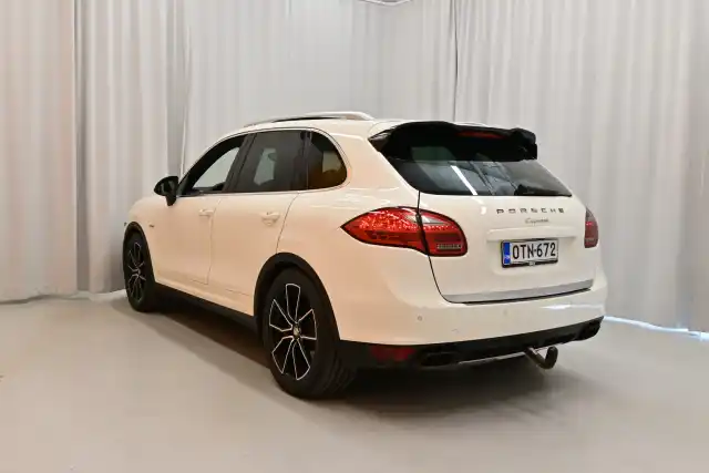 Valkoinen Maastoauto, Porsche Cayenne – OTN-672