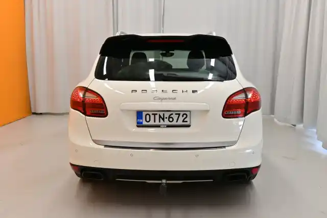 Valkoinen Maastoauto, Porsche Cayenne – OTN-672