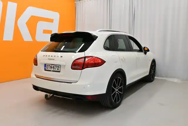 Valkoinen Maastoauto, Porsche Cayenne – OTN-672