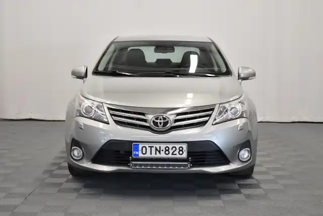 Harmaa Sedan, Toyota Avensis – OTN-828