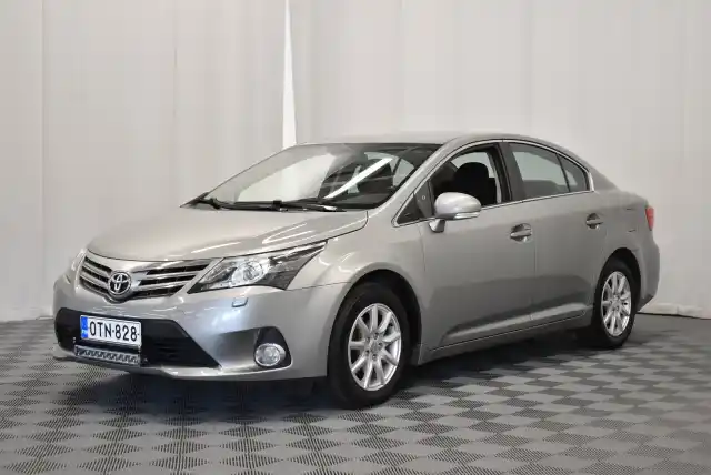 Harmaa Sedan, Toyota Avensis – OTN-828