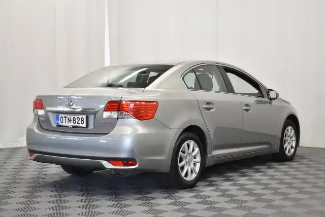 Harmaa Sedan, Toyota Avensis – OTN-828