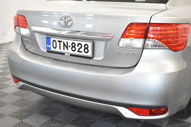 Harmaa Sedan, Toyota Avensis – OTN-828