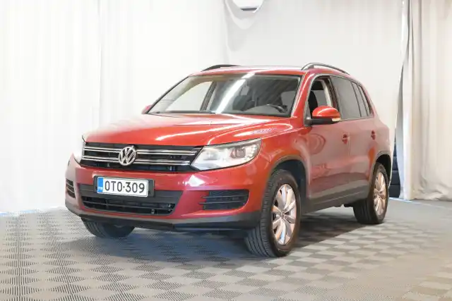 Punainen Maastoauto, Volkswagen Tiguan – OTO-309