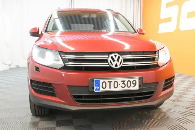 Punainen Maastoauto, Volkswagen Tiguan – OTO-309