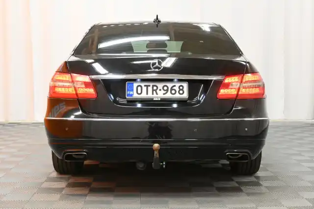 Musta Sedan, Mercedes-Benz E – OTR-968