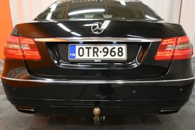 Musta Sedan, Mercedes-Benz E – OTR-968