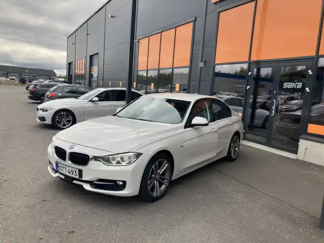 Valkoinen Sedan, BMW 320 – OTT-493