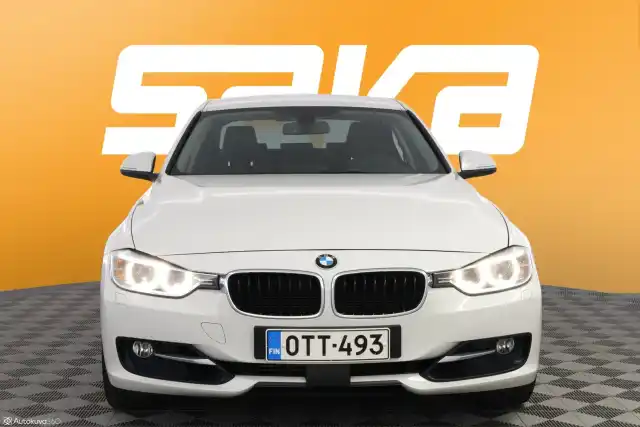 Valkoinen Sedan, BMW 320 – OTT-493