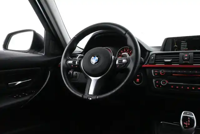 Valkoinen Sedan, BMW 320 – OTT-493