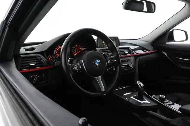 Valkoinen Sedan, BMW 320 – OTT-493