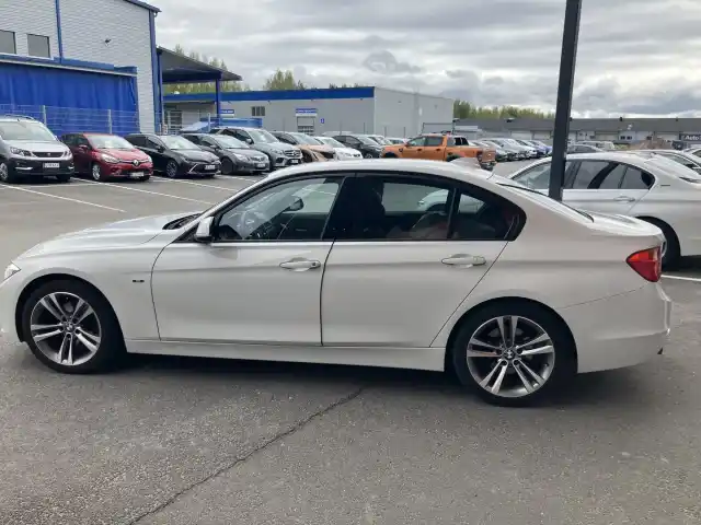 Valkoinen Sedan, BMW 320 – OTT-493
