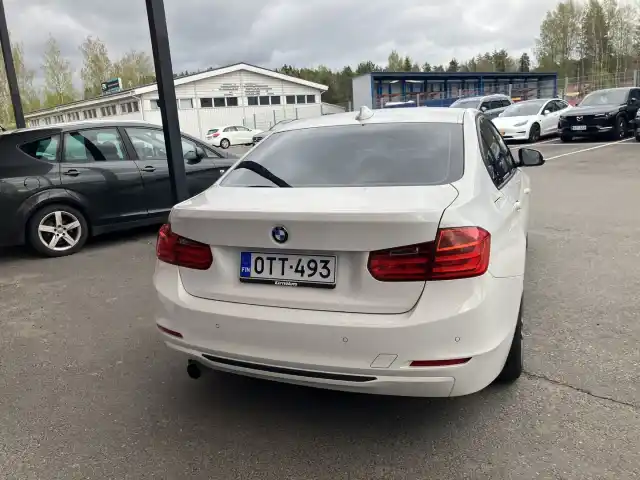 Valkoinen Sedan, BMW 320 – OTT-493