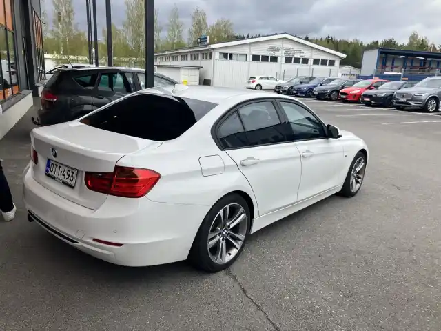 Valkoinen Sedan, BMW 320 – OTT-493