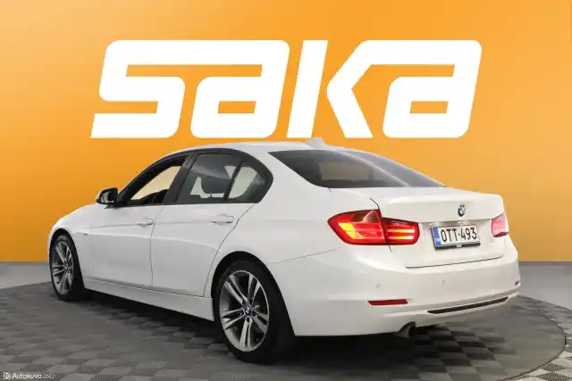 Valkoinen Sedan, BMW 320 – OTT-493