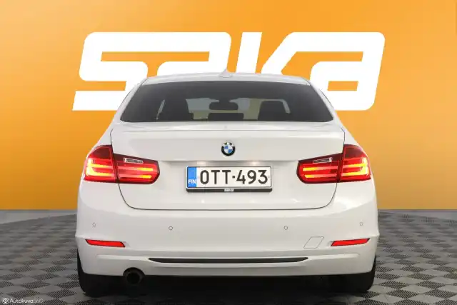 Valkoinen Sedan, BMW 320 – OTT-493