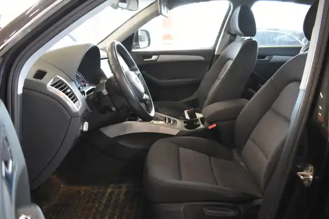 Harmaa Maastoauto, Audi Q5 – OTU-622