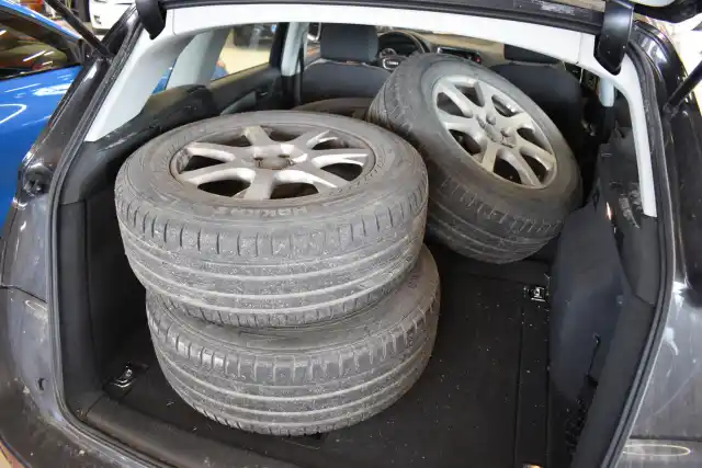 Harmaa Maastoauto, Audi Q5 – OTU-622