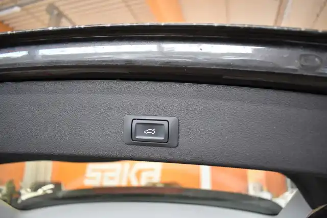Harmaa Maastoauto, Audi Q5 – OTU-622