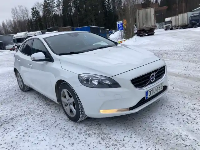 Valkoinen Viistoperä, Volvo V40 – OTU-689