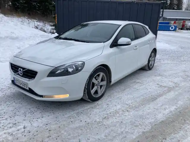 Valkoinen Viistoperä, Volvo V40 – OTU-689