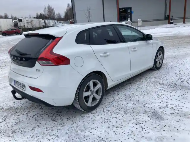 Valkoinen Viistoperä, Volvo V40 – OTU-689