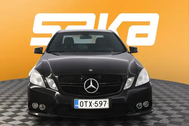 Musta Sedan, Mercedes-Benz E – OTX-597