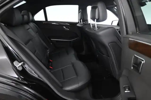 Musta Sedan, Mercedes-Benz E – OTX-597