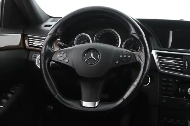 Musta Sedan, Mercedes-Benz E – OTX-597