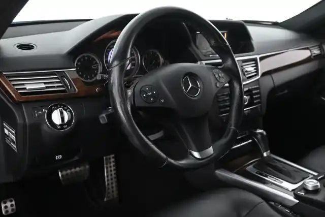 Musta Sedan, Mercedes-Benz E – OTX-597