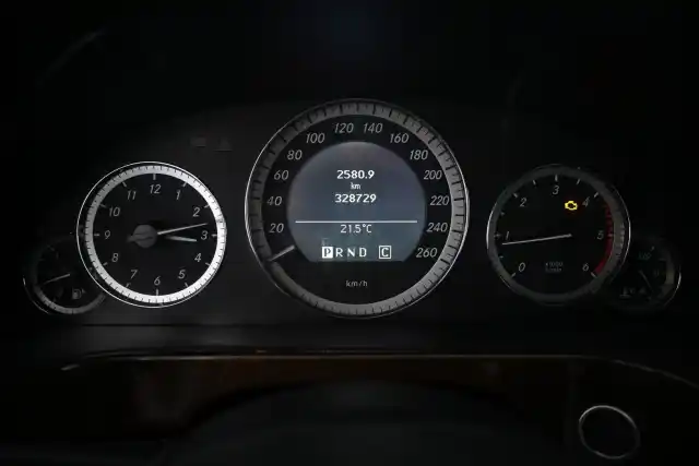 Musta Sedan, Mercedes-Benz E – OTX-597