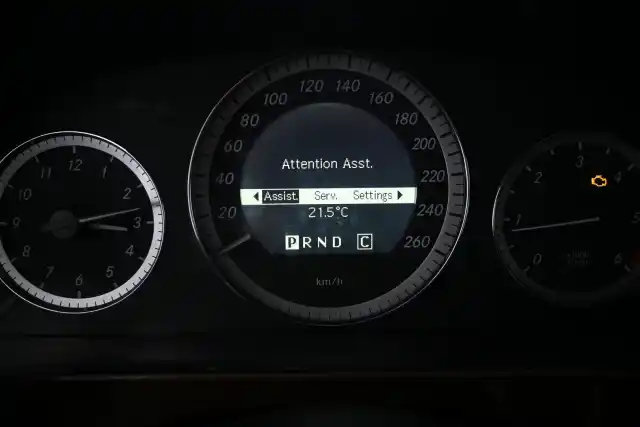 Musta Sedan, Mercedes-Benz E – OTX-597