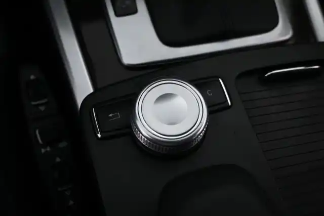 Musta Sedan, Mercedes-Benz E – OTX-597