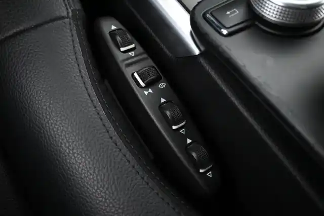 Musta Sedan, Mercedes-Benz E – OTX-597