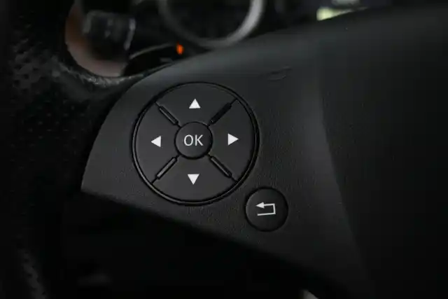 Musta Sedan, Mercedes-Benz E – OTX-597