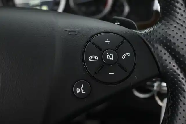 Musta Sedan, Mercedes-Benz E – OTX-597