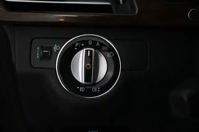 Musta Sedan, Mercedes-Benz E – OTX-597